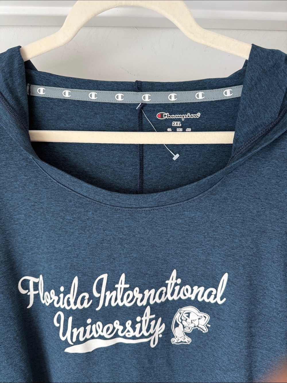 Champion Women’s Navy Blue Florida International University Graphic Hoodie. Neve